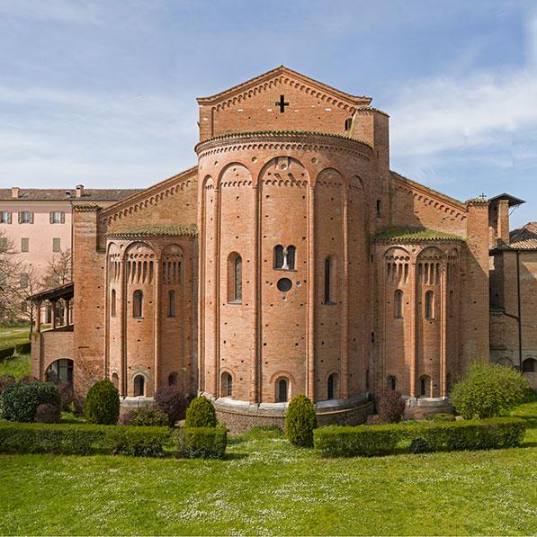 Abbazia di Nonantola: Scultura Romanica e Tesori Medievali